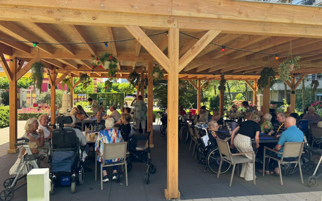 Een paviljoen in de tuin van het Leo Polak